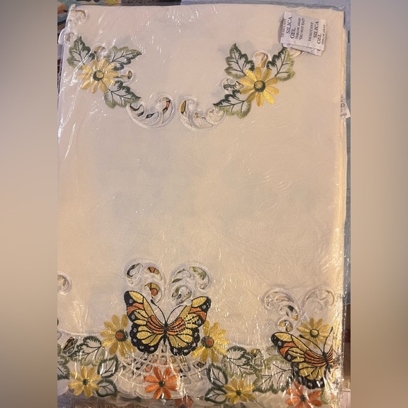 Daisy & Butterfly Embroidered Springtime Square Table Linen (New in Package) - Picture 2 of 4